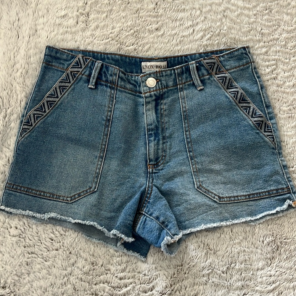 NWOT Knox rose embroidered denim shorts sz 10